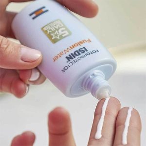 کرم ضد آفتاب فیوژن واتر بی رنگ ایزدین SPF 50